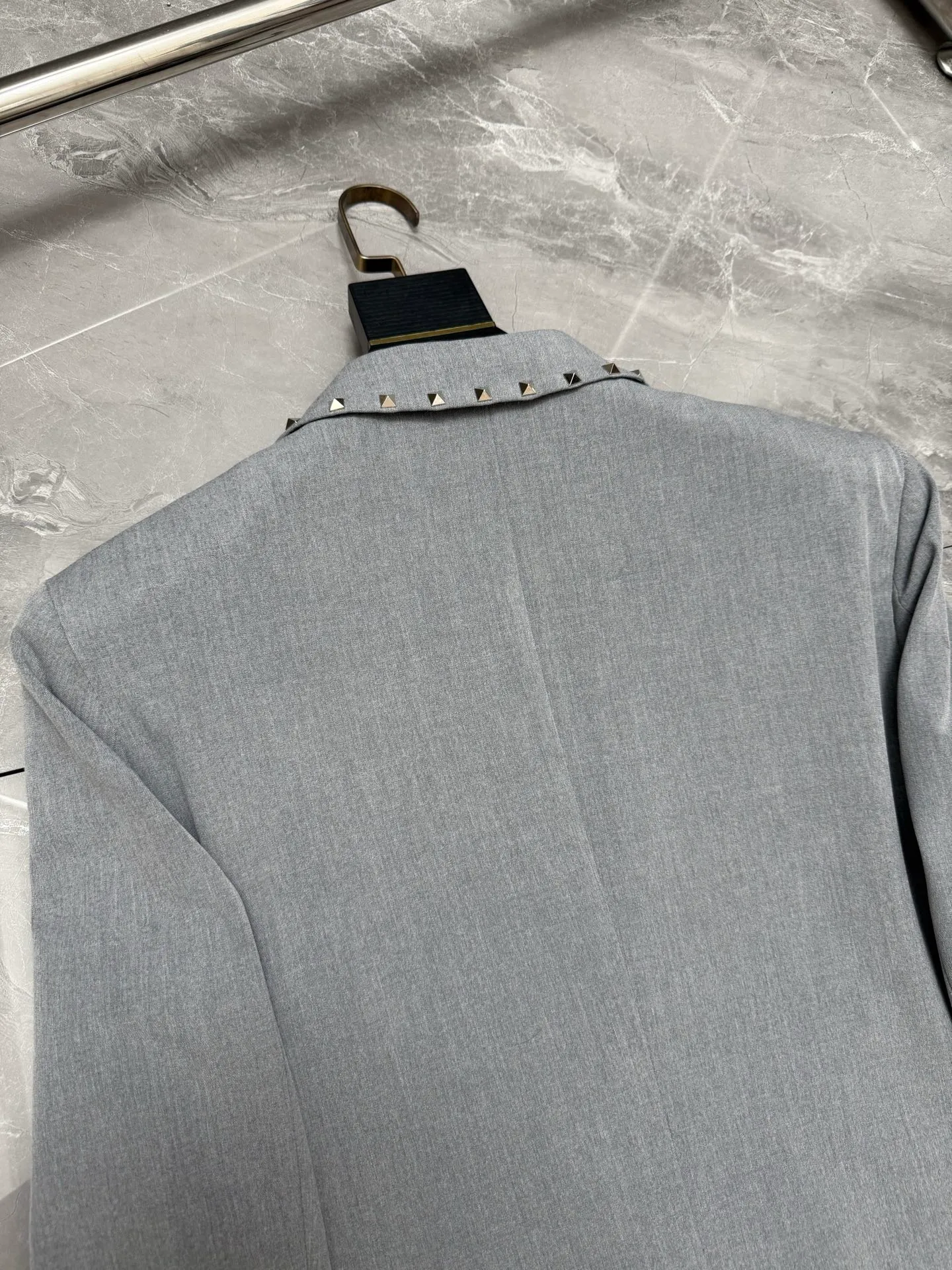 Valentin*/Valentino Heavy Industry Pyramid Rivet Suit Suit Sizes: 48.50.52.54.56.58 Color: Black Light Gray